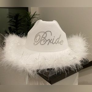 Bride cowgirl hat. Color: white